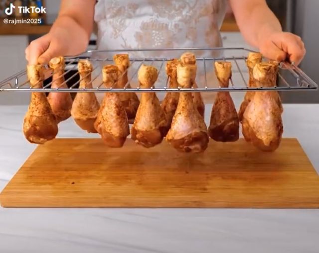 Чому ми тільки зараз про це дізналися: цей рецепт запікання курки підірвав мережу - фото 479332