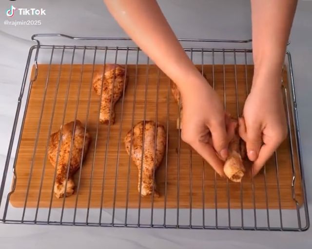 Чому ми тільки зараз про це дізналися: цей рецепт запікання курки підірвав мережу - фото 479334