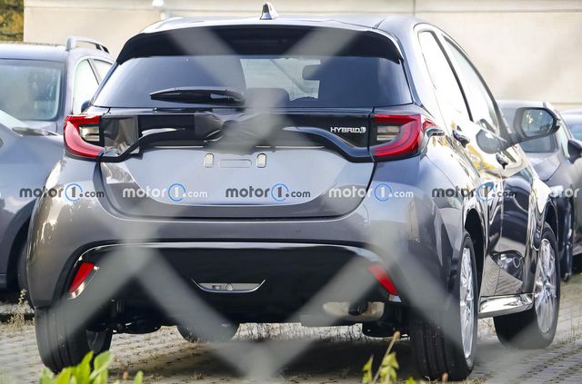 У мережі з'явилися шпигунські фото новенької Mazda2 - фото 479404