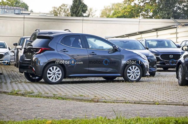 У мережі з'явилися шпигунські фото новенької Mazda2 - фото 479405