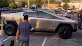 Без ручок на дверях: прототип Tesla Cybertruck показали на відео