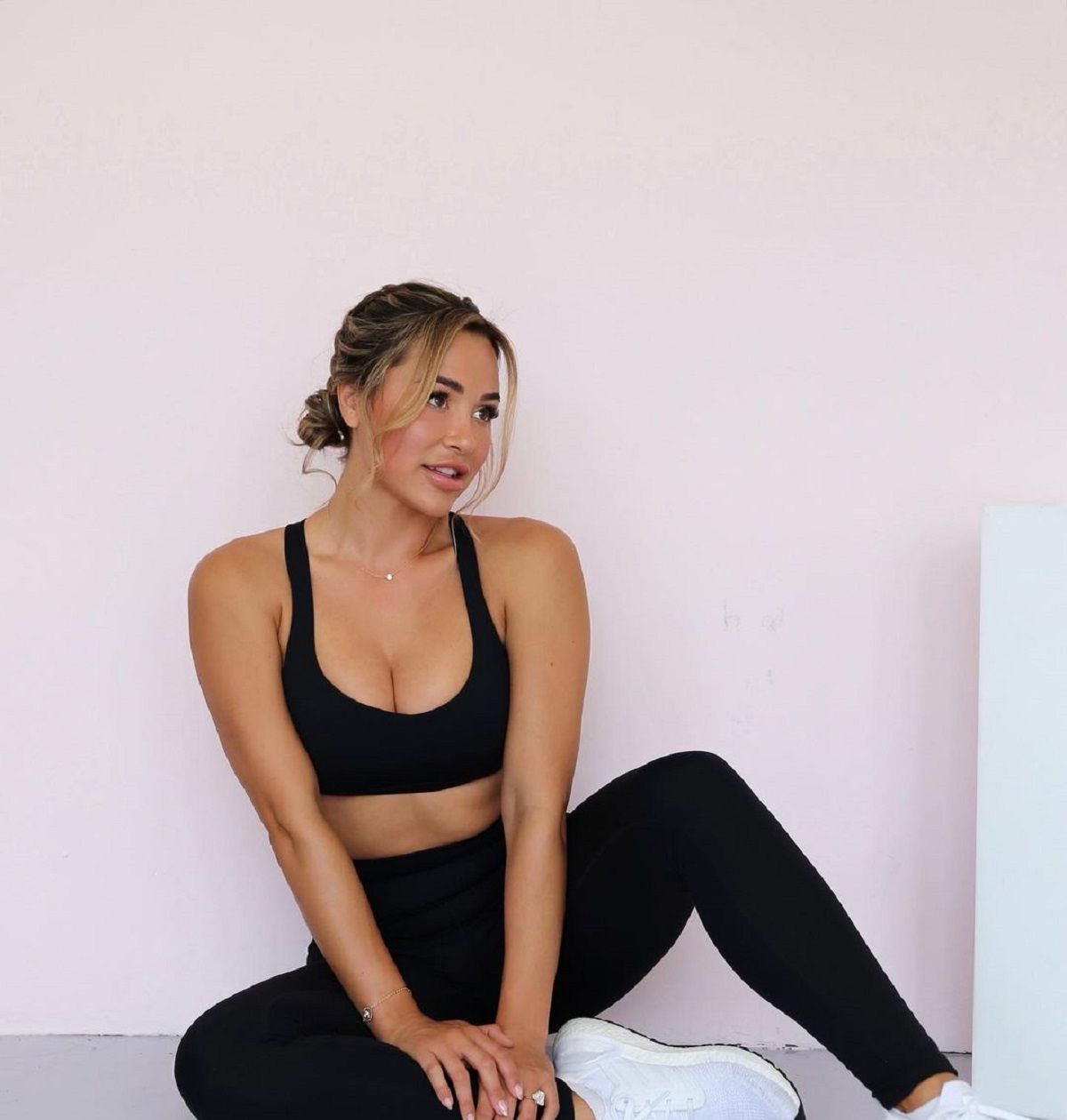 Ана Чері стала звабливою студенткою - фото 1