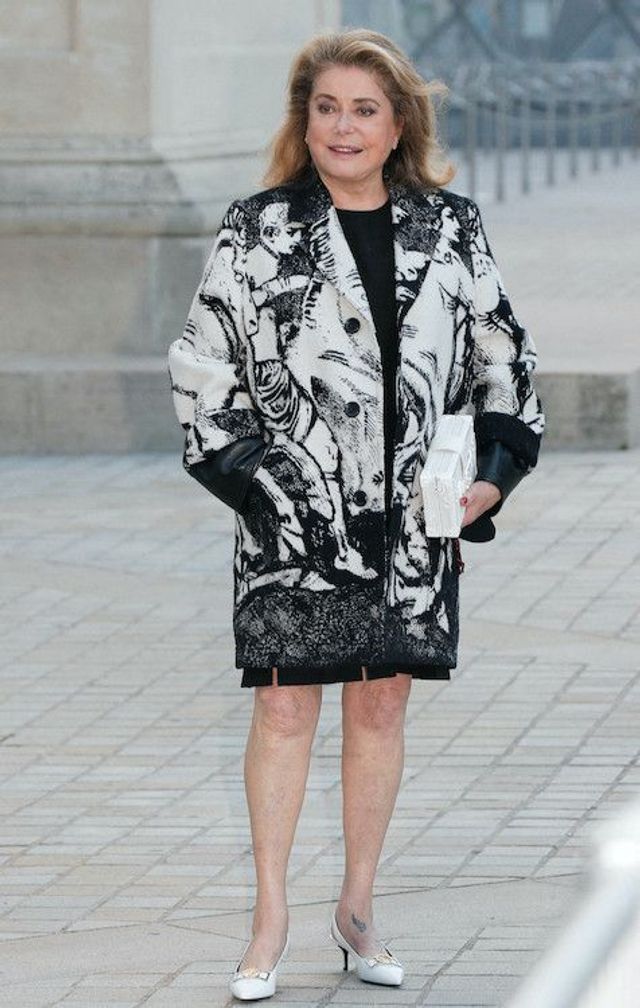 77-річна Катрін Деньов у мінісукні вразила мережу - фото 479707