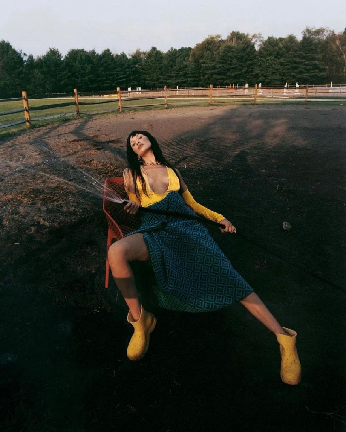 Белла Хадід у відвертому образі показала залаштунки зйомки на фермі