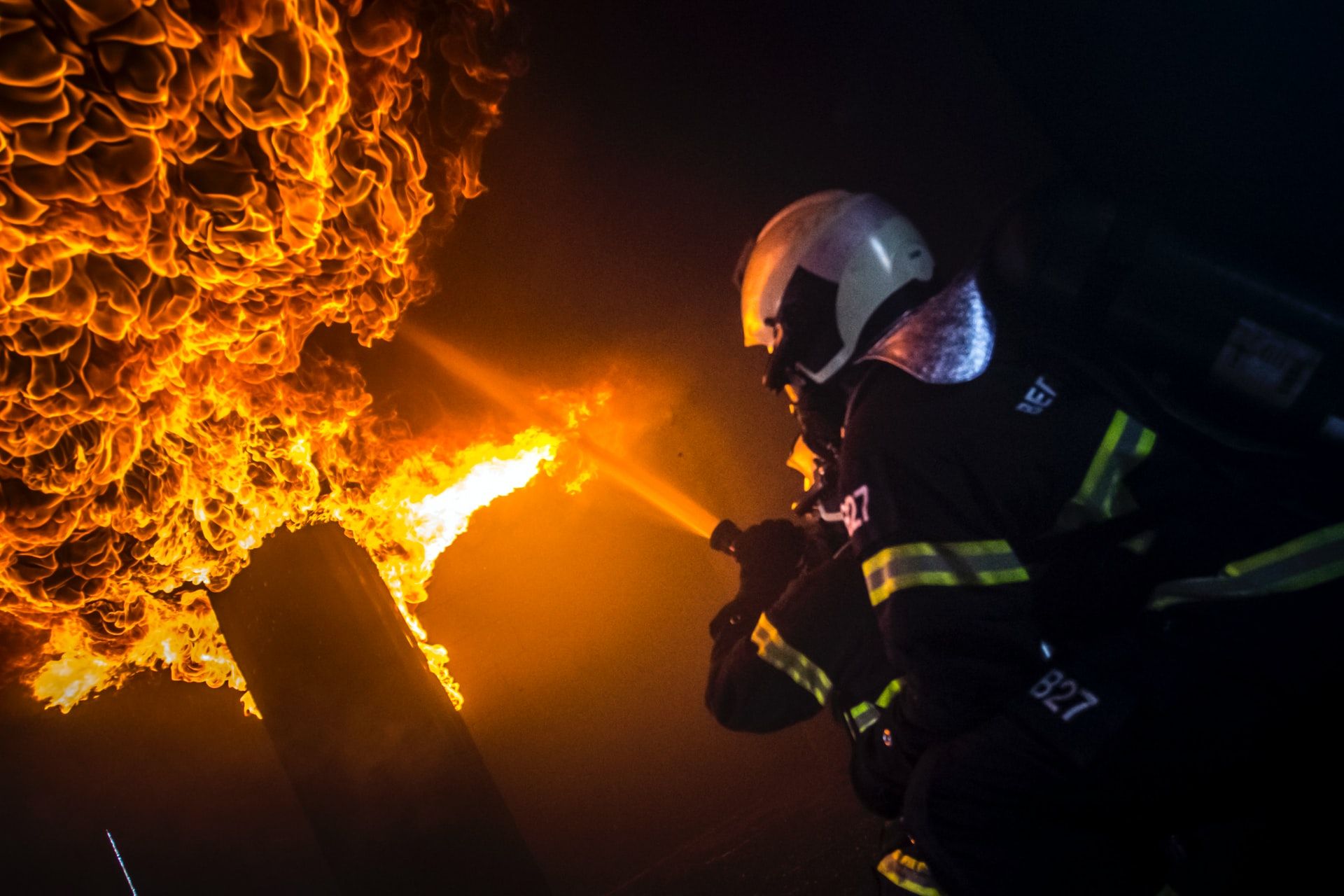 Відео, яке боляче дивитися: 4 новенькі Chevrolet Corvette згоріли на автовозі