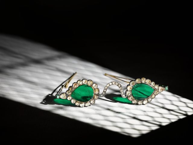 На аукціон виставили рідкісні окуляри з лінзами з алмазів і смарагдів - фото 479929