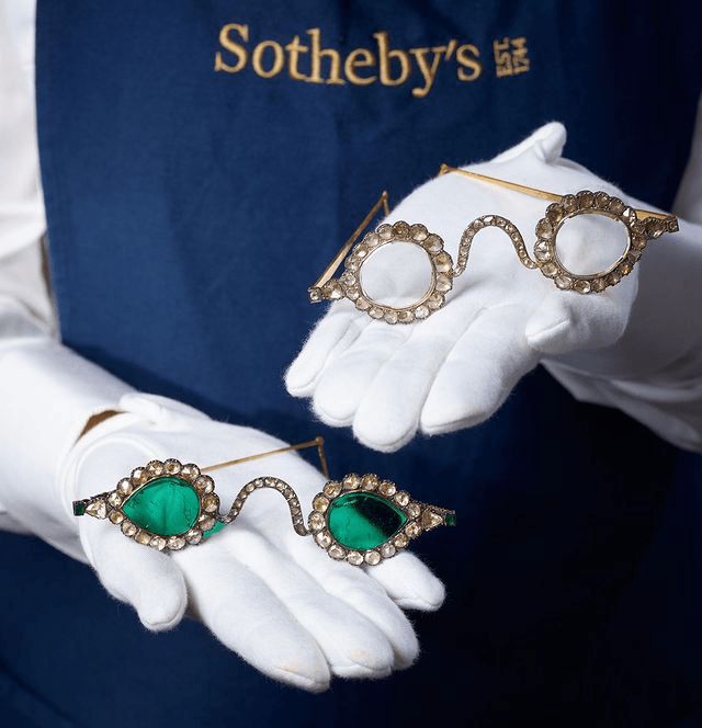 На аукціон виставили рідкісні окуляри з лінзами з алмазів і смарагдів - фото 479930