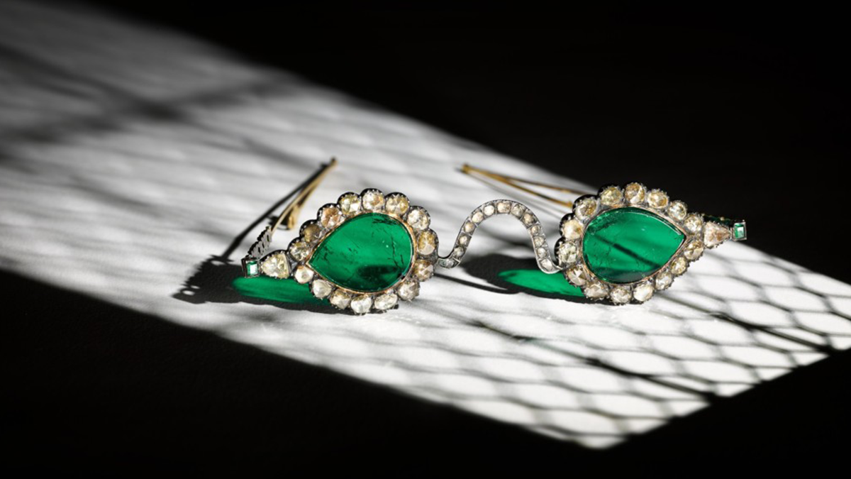 На аукціон виставили рідкісні окуляри з лінзами з алмазів і смарагдів