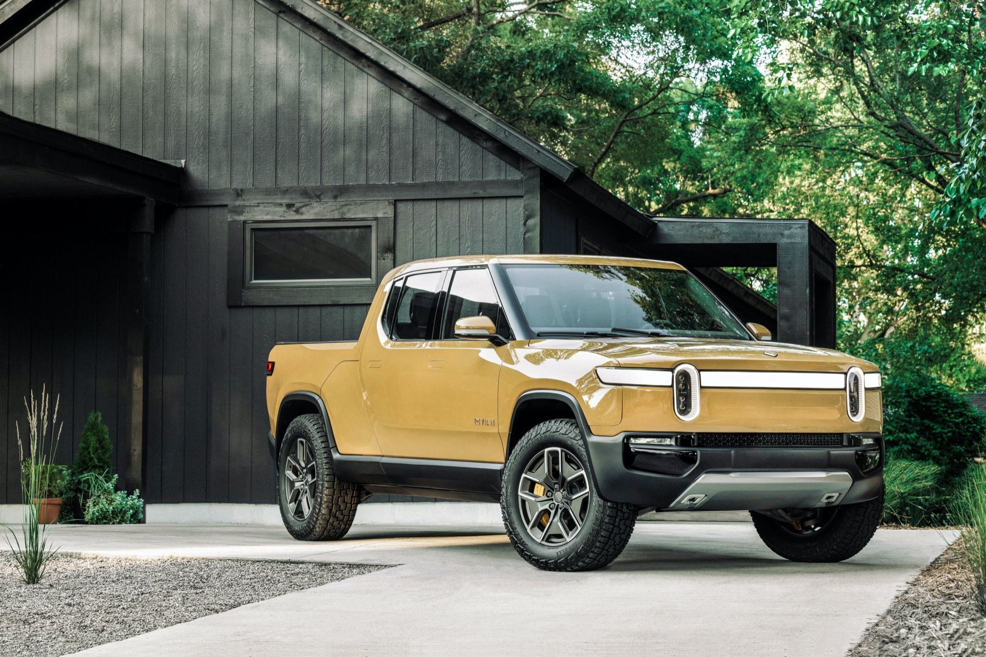 Tesla знову судиться з Rivian - фото 1