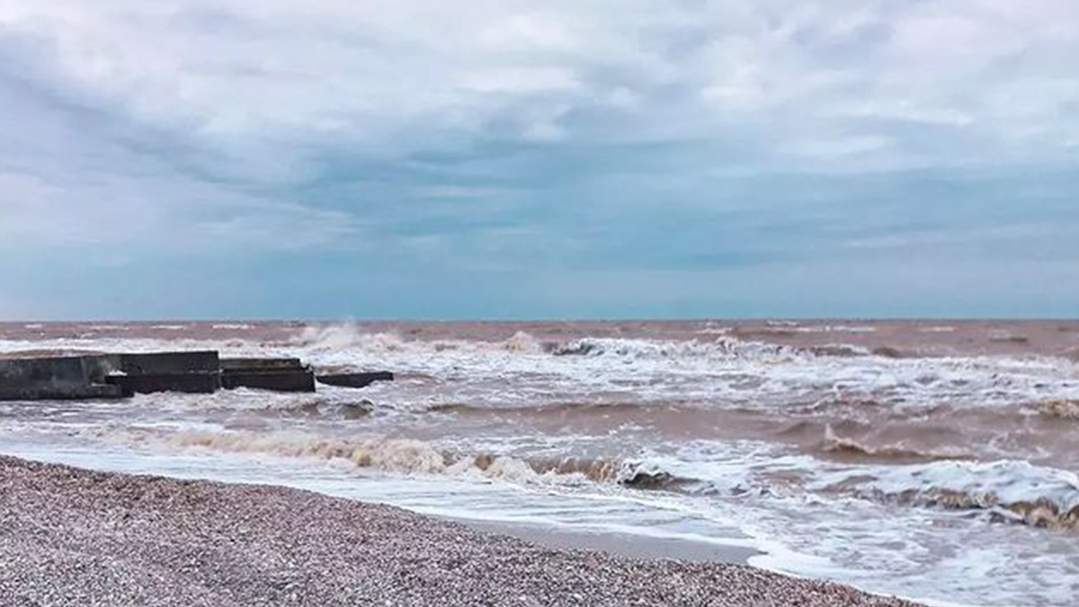 У Кирилівці море стало кольору лате: відео з курорту під час шторму