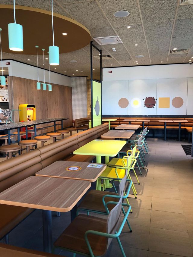 McDonald's відкрив в Україні перший ресторан на трасі: фото - фото 480228