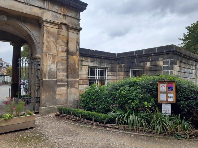 Житло на старовинному англійському кладовищі можна орендувати на Airbnb - фото 480289