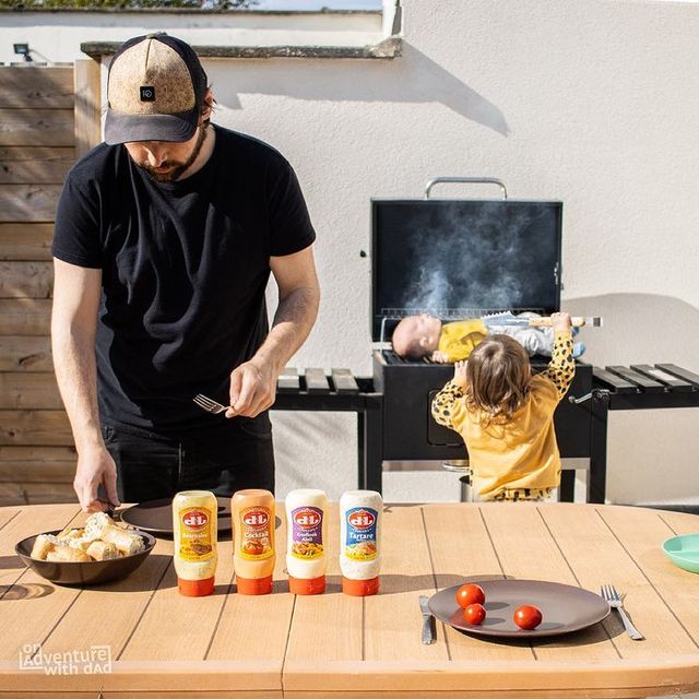 Батько тролить маму небезпечними фото їхніх дітей: епічна добірка - фото 480440