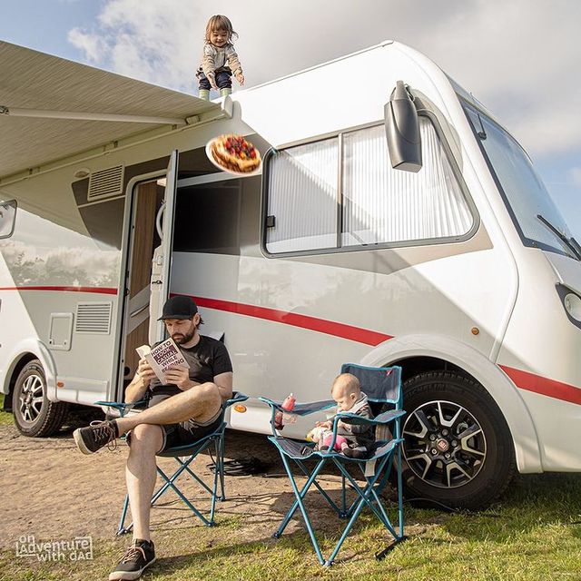 Батько тролить маму небезпечними фото їхніх дітей: епічна добірка - фото 480441