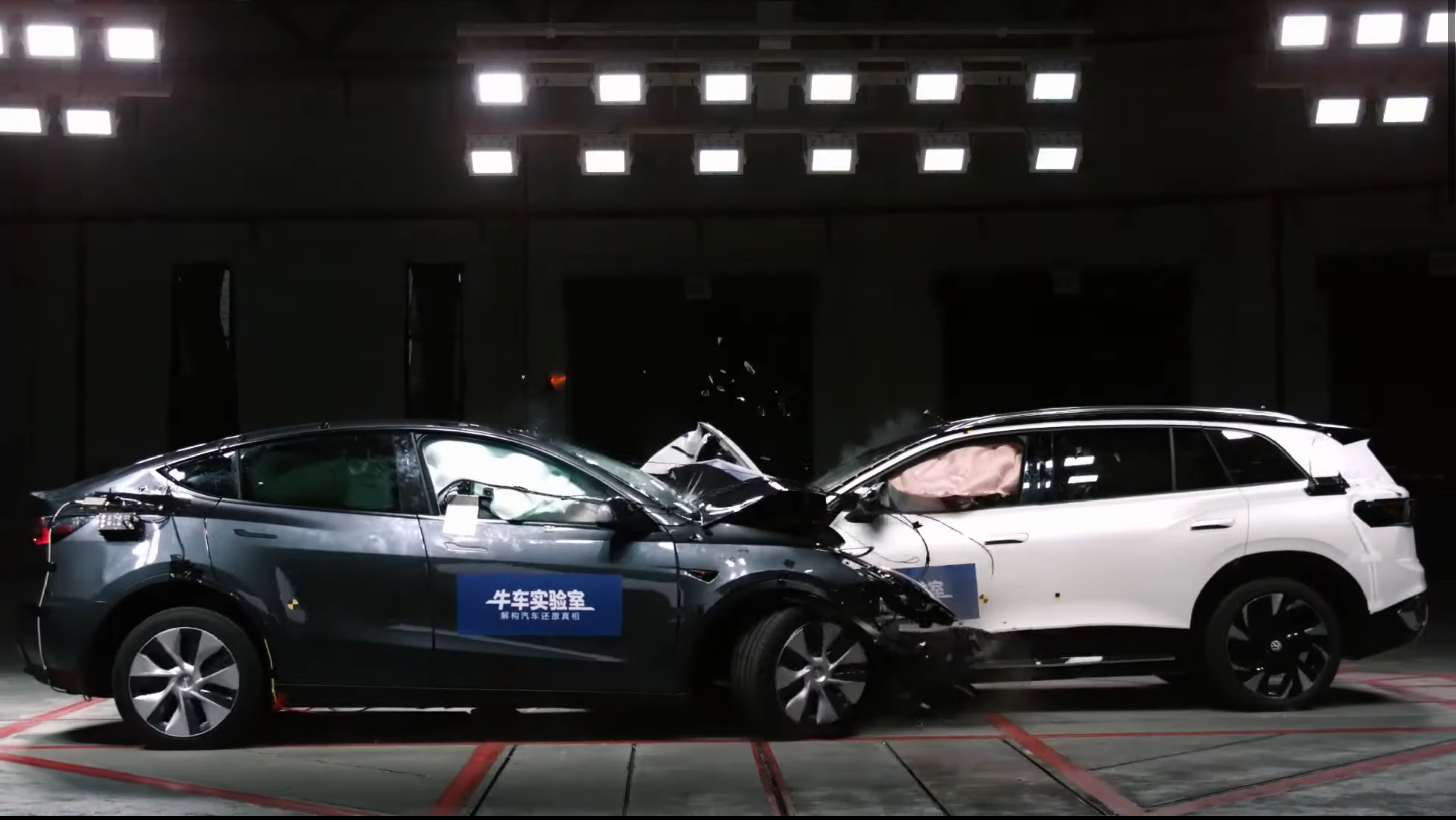 Усе заради краш-тесту: Tesla Model Y та Volkswagen ID.6 Crozz зіткнулися лоб у лоб