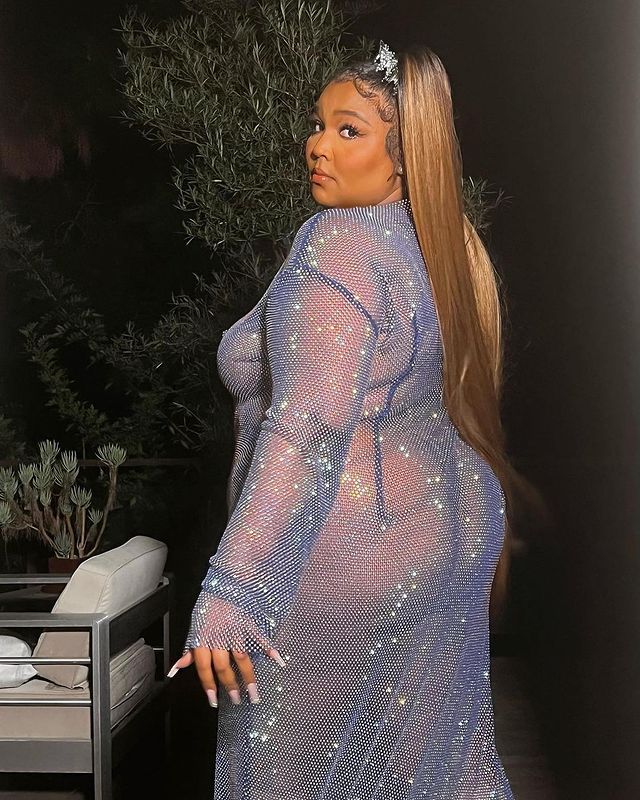 Пишнотілу реперку Lizzo розкритикувала за 'голе' вбрання: сміливі фото - фото 480728