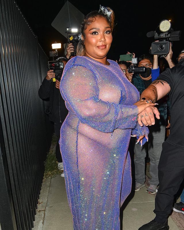 Пишнотілу реперку Lizzo розкритикувала за 'голе' вбрання: сміливі фото - фото 480729