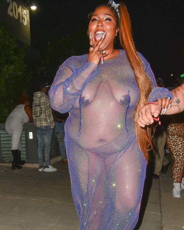 Пишнотілу реперку Lizzo розкритикувала за 'голе' вбрання: сміливі фото - фото 480731