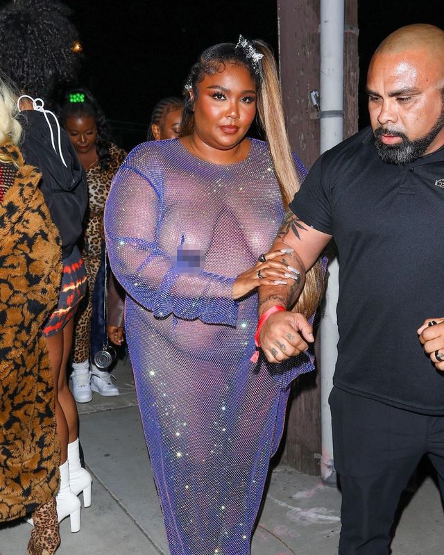 Пишнотілу реперку Lizzo розкритикувала за 'голе' вбрання: сміливі фото - фото 480733