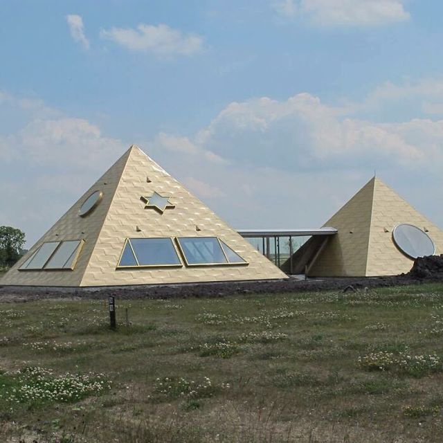 Жахливі будинки у Нідерландах, які викликають подив: яскраві фото - фото 480822