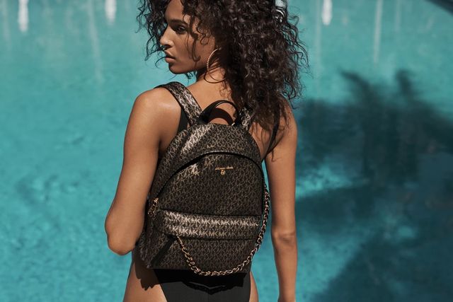 Белла Хадід представила капсулу Michael Kors, на яку надихнула бондіана - фото 480887