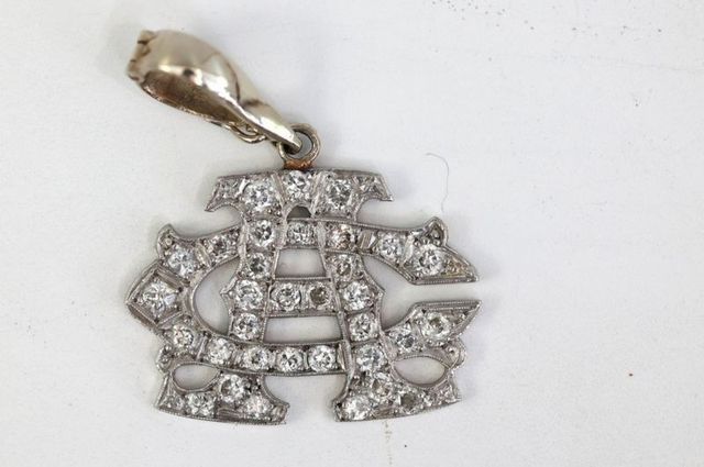 Особисті речі Аль Капоне продали на аукціоні: що серед них - фото 480937