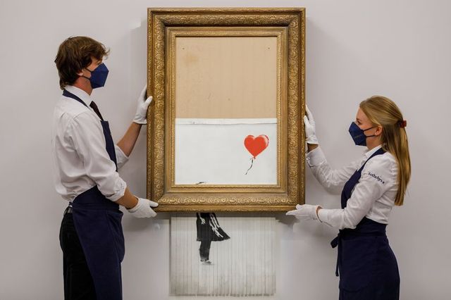 Частково знищену картину Бенксі продали на аукціоні за шалену суму: це новий рекорд - фото 480947