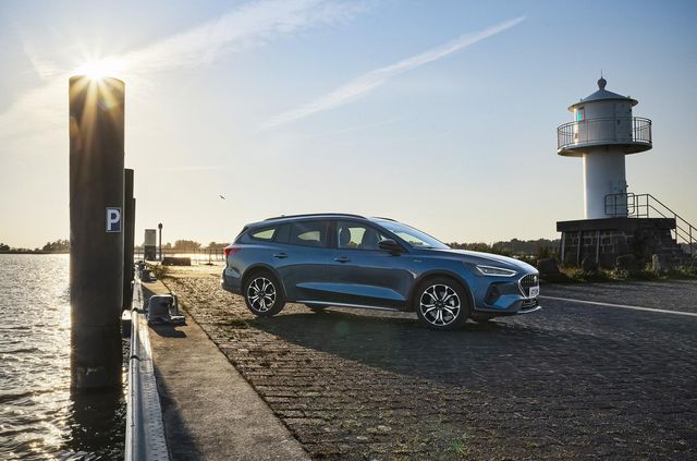 Новий дизайн і перероблений інтер'єр: Ford представив оновлений Focus - фото 481009