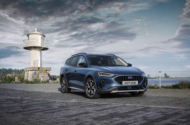 Новий дизайн і перероблений інтер'єр: Ford представив оновлений Focus - фото 481010