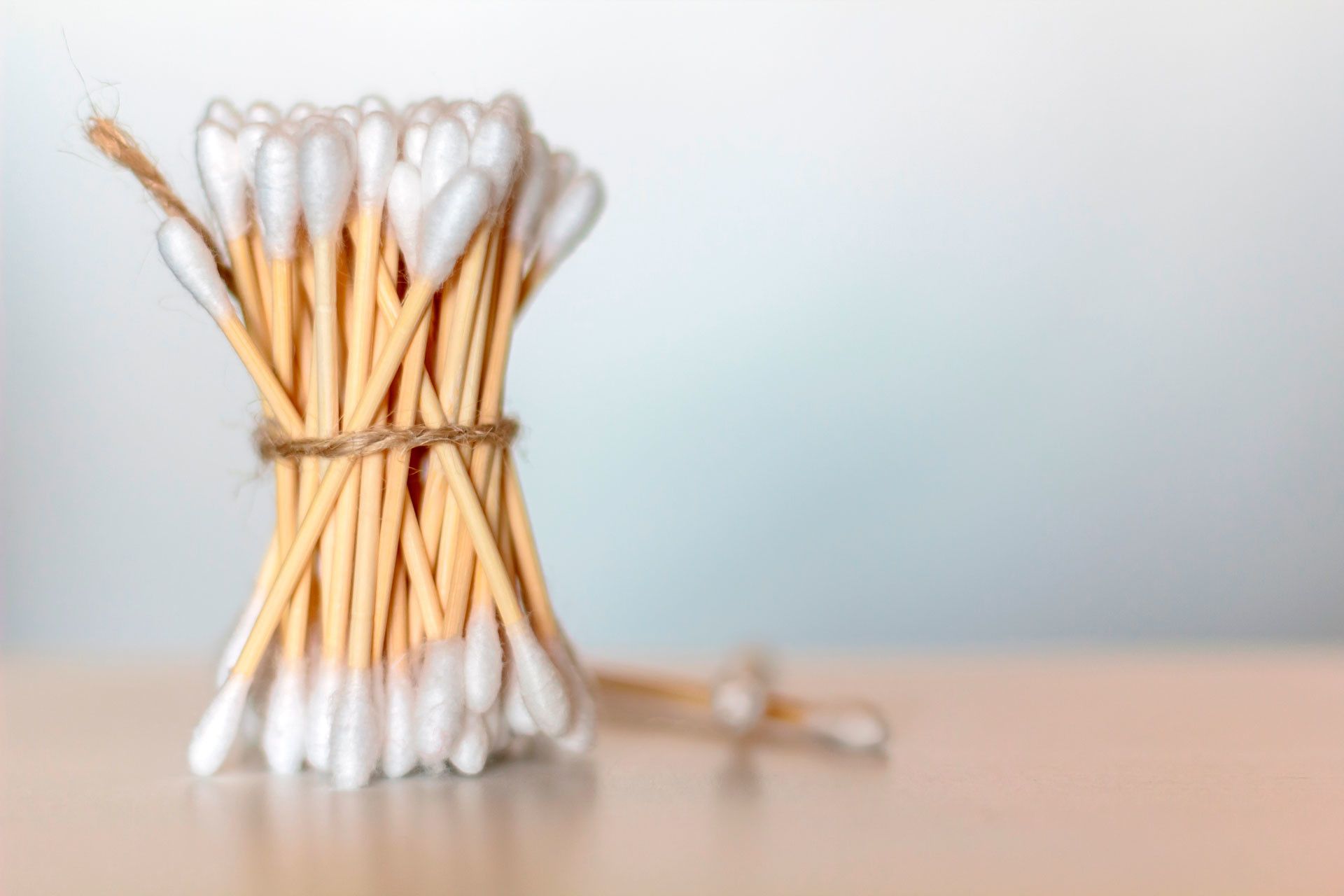 Чому не варто чистити вуха ватними паличками