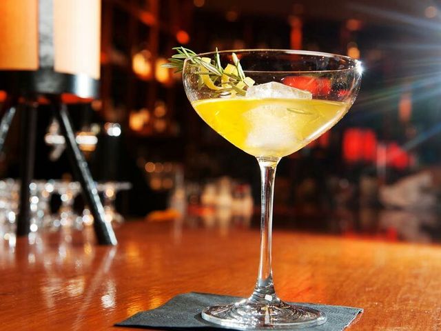 Мімоза, Тінторетто, Північне сяйво: ТОП 5 рецептів коктейлів з шампанським - фото 481188