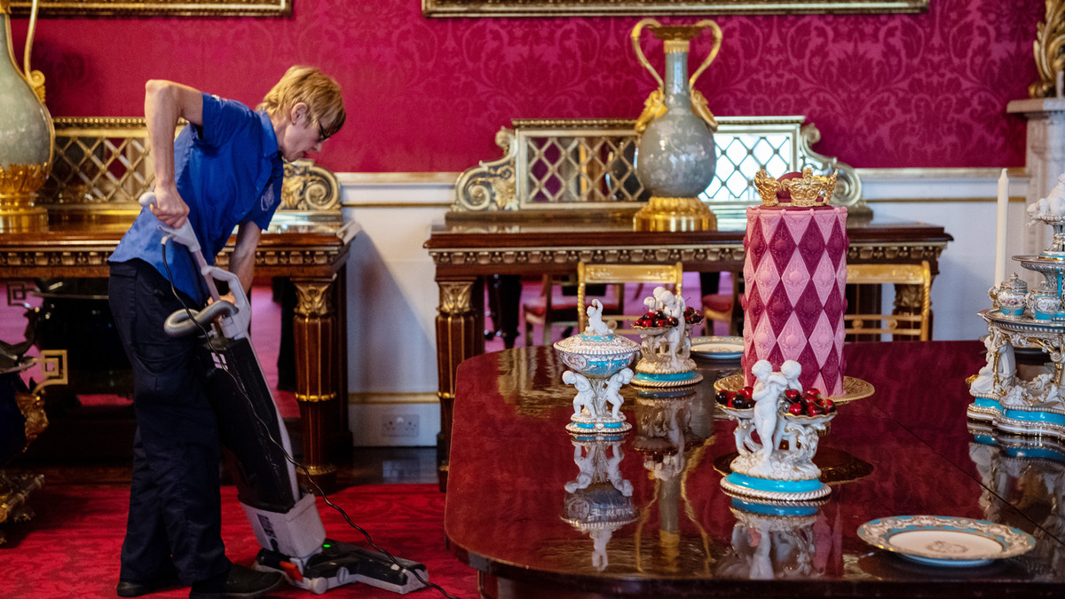 У Букінгемський палац шукають персонал з клінінгу: скільки платитимуть прибиральнику - фото 1
