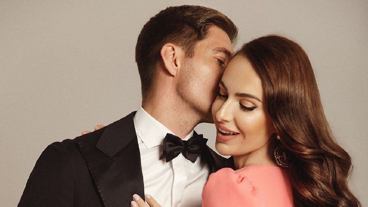 Дружина популярного українського ведучого здивувала фото у ліжку