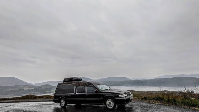 Пара відправилася у мандрівку в катафалку, який переробили на зручний кемпер - фото 481509