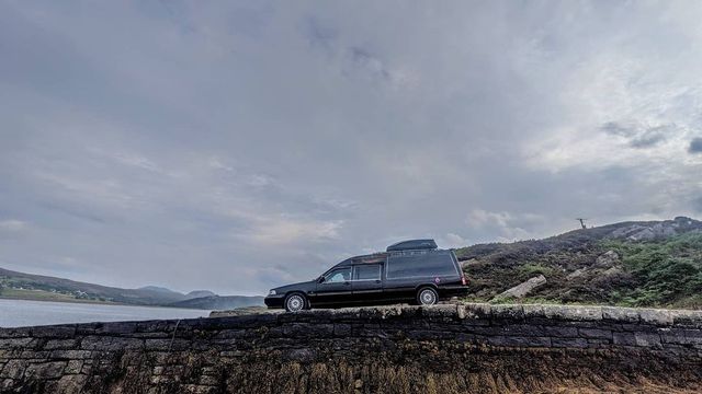 Пара відправилася у мандрівку в катафалку, який переробили на зручний кемпер - фото 481513