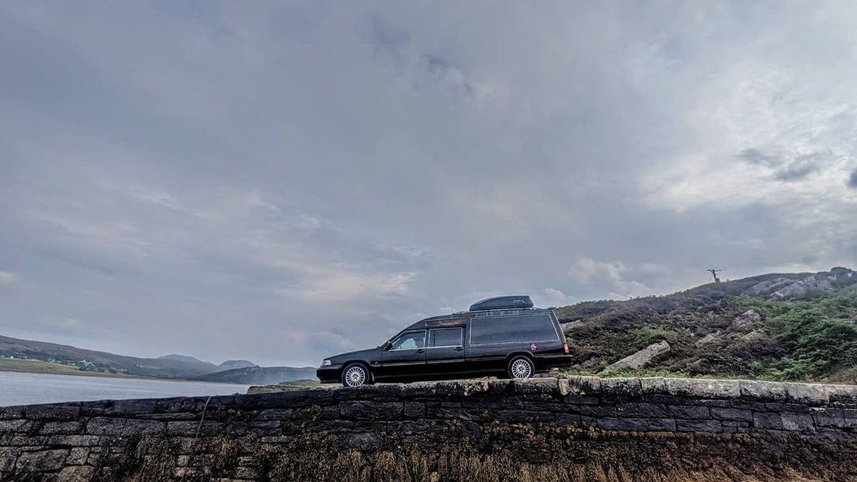 Пара відправилася у мандрівку в катафалку, який переробили на зручний кемпер
