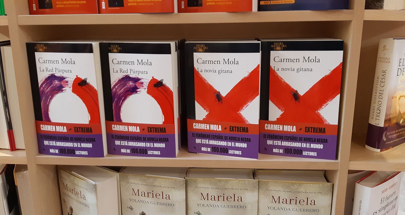 Троє чоловіків видавали себе за популярну іспанську письменницю - фото 1