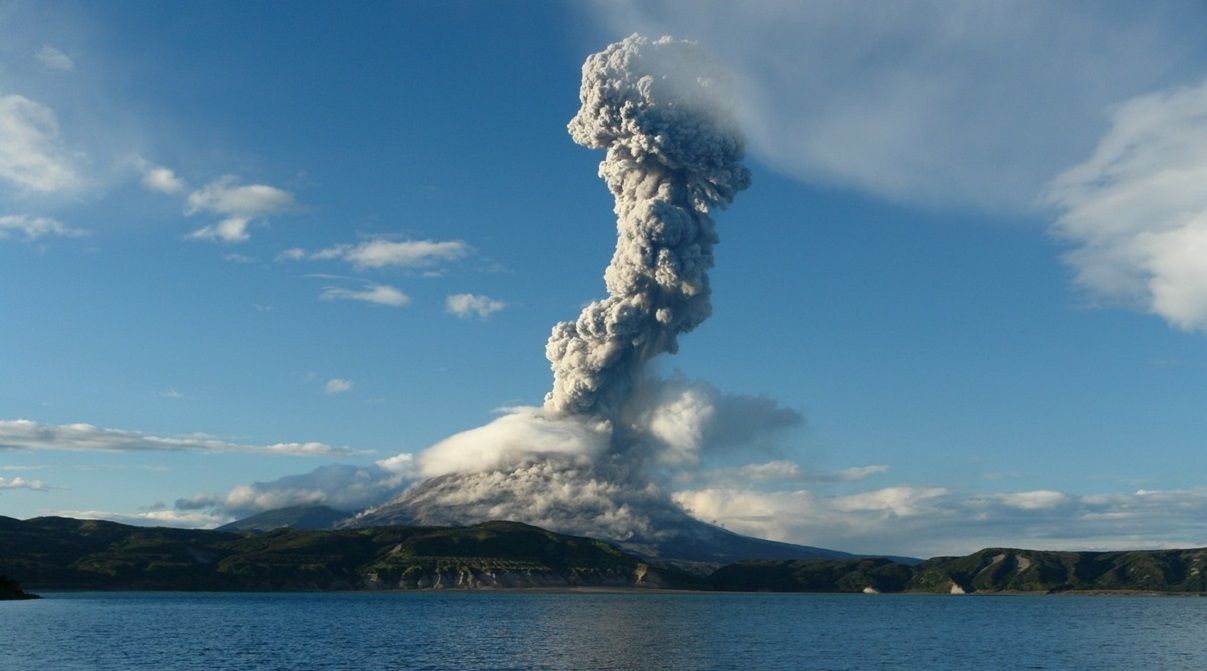 У Японії почав вивергатися вулкан Асо: у мережі з'явилися перші відео