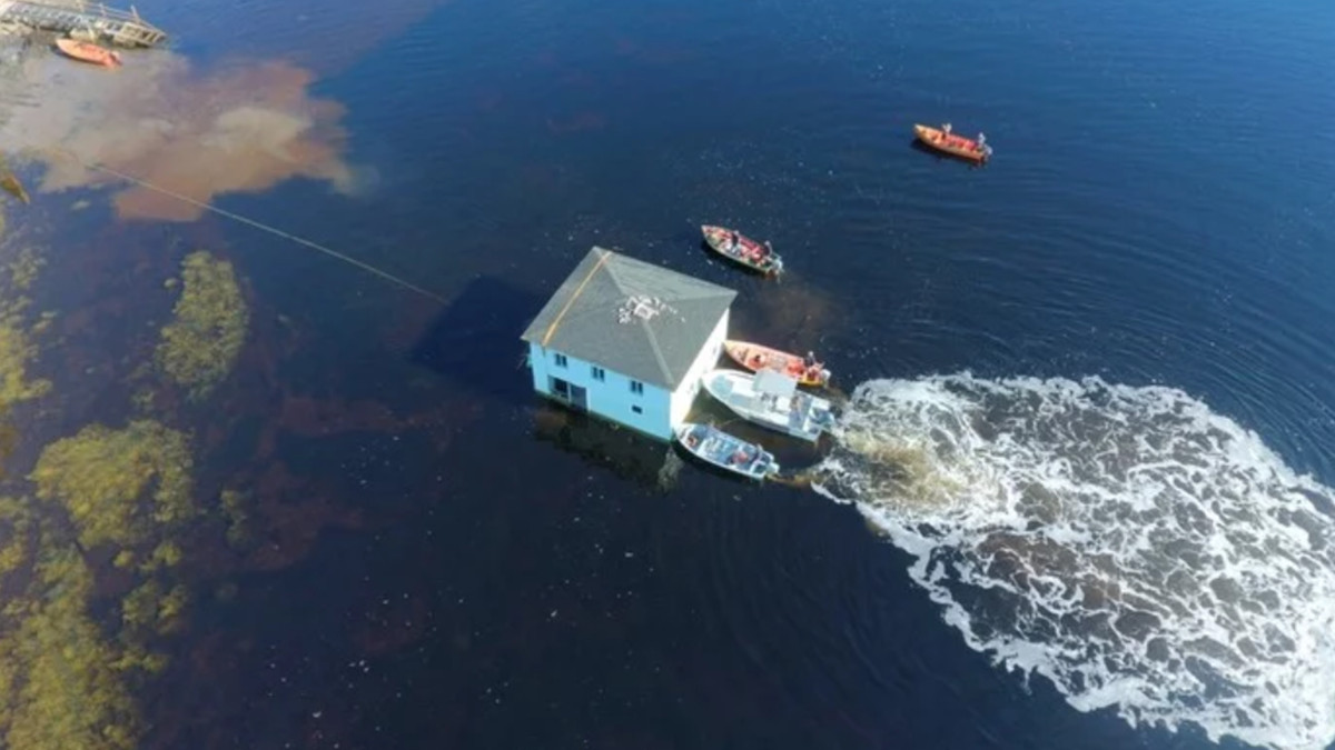 Сімейна пара з Канади переправила 100-річний будинок по воді на інший берег - фото 1