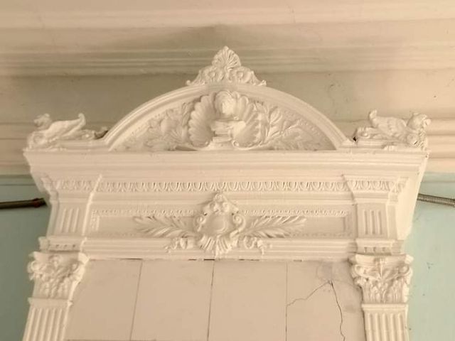 У покинутому будинку Чорнобиля знайшли старовинний камін: фотофакт - фото 481679