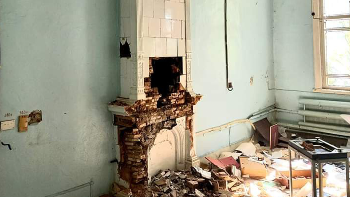 У покинутому будинку Чорнобиля знайшли старовинний камін: фотофакт