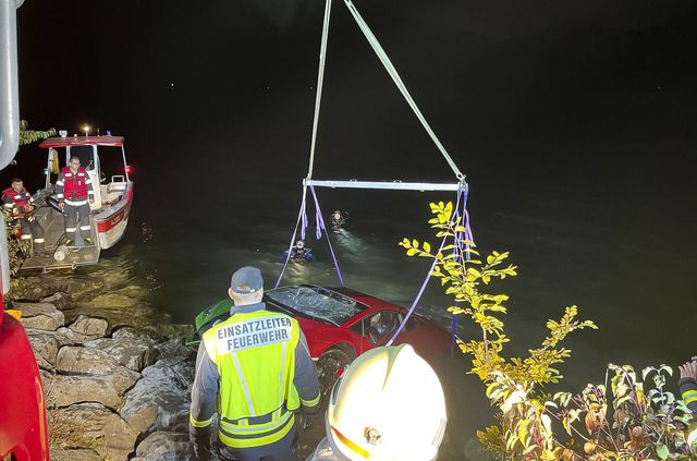 Переплутав педалі: горе-водій утопив новенький Lamborghini - фото 481843