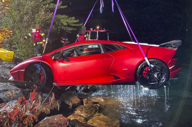 Переплутав педалі: горе-водій утопив новенький Lamborghini - фото 481844