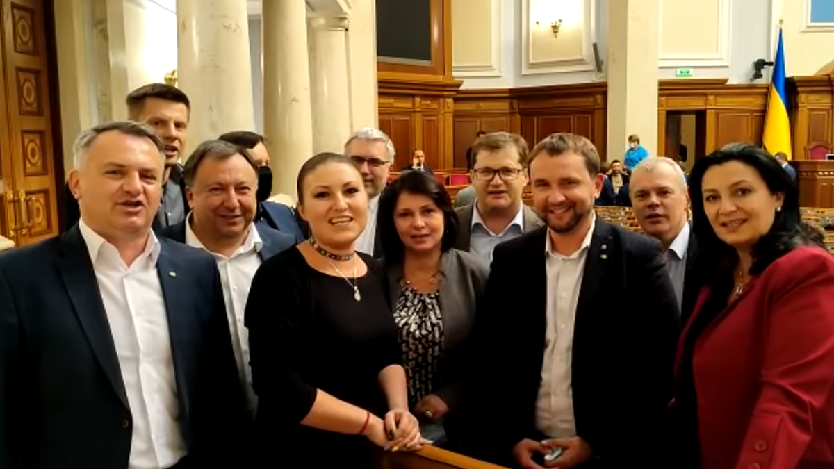 Батько наш Бандера: депутати заспівали у Верховній Раді вірусну пісню з TikTok - фото 1