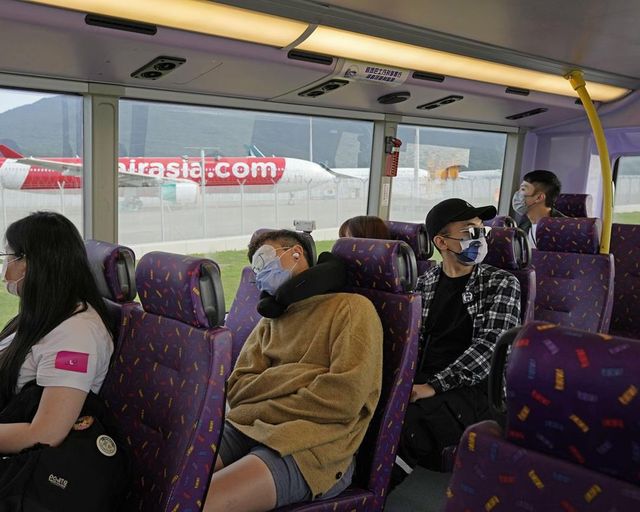 У Гонконзі запустили 5-годинний автобусний маршрут для тих, хто хоче виспатися - фото 481887