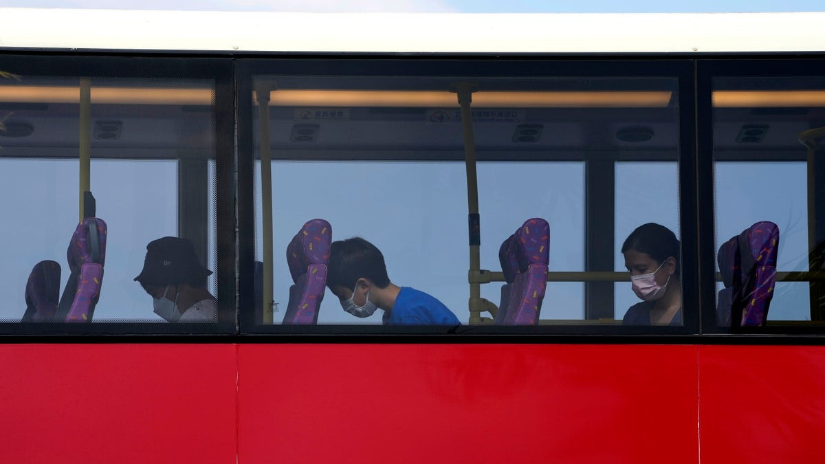 У Гонконзі запустили 5-годинний автобусний маршрут для тих, хто хоче виспатися - фото 1