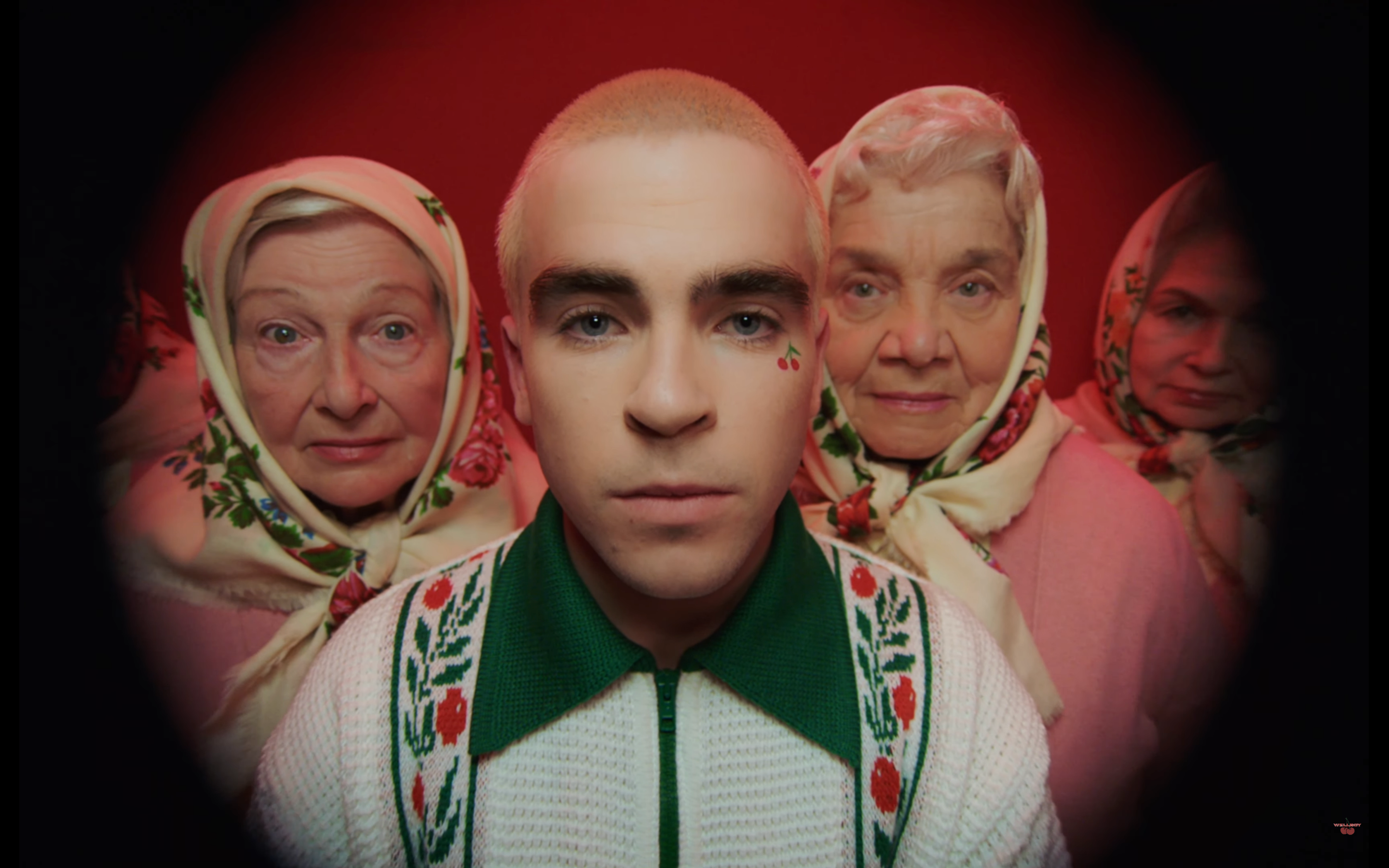 Wellboy влаштував круту тусу з бабусями у кліпі на пісню Вишні