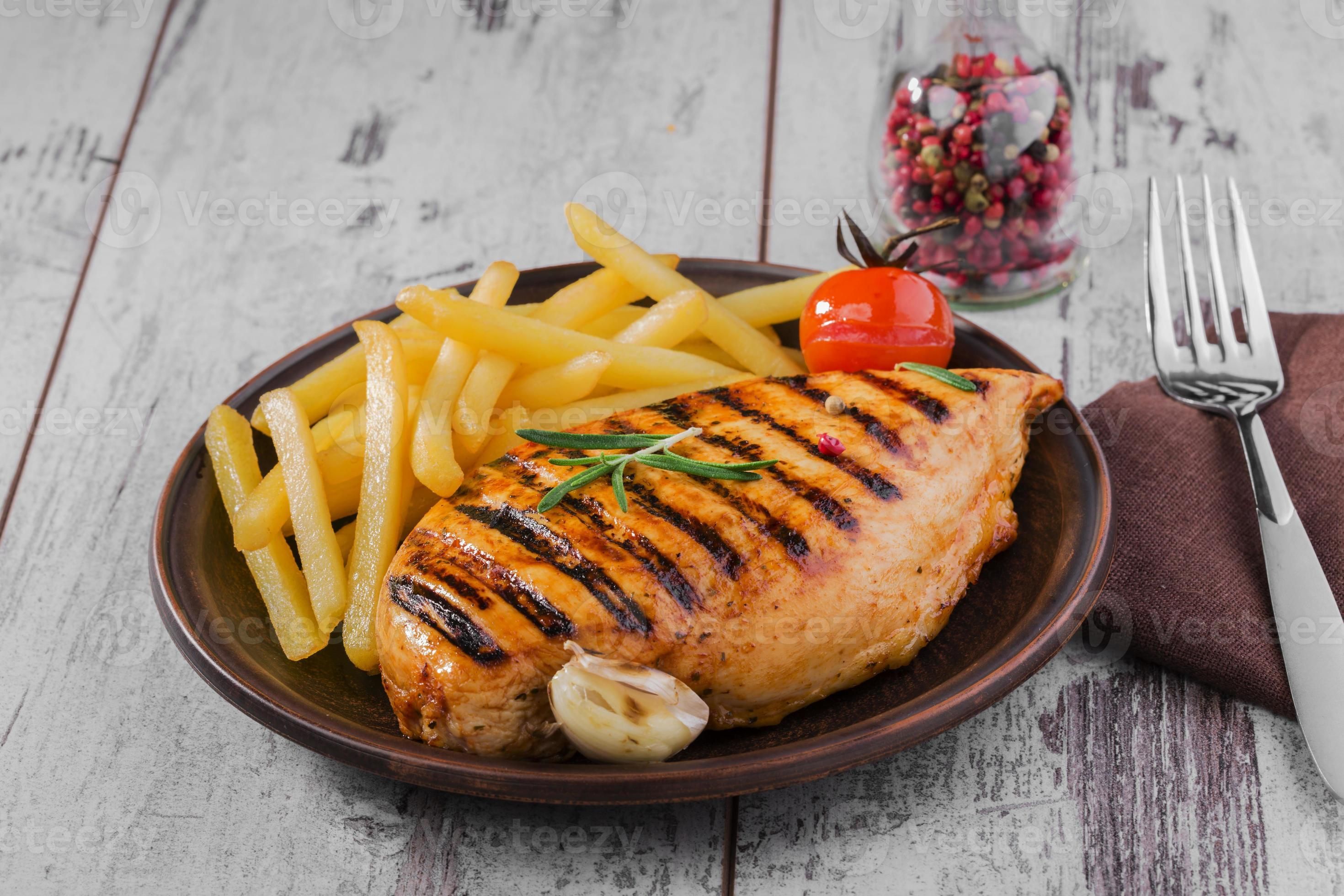 Як приготувати куряче філе, аби воно не було сухим: 3 секрети для соковитого м'яса - фото 1