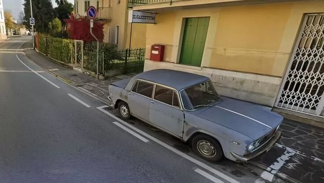 В Італії евакуювали старе авто, яке майже пів століття простояло на одному і тому ж місці - фото 482164