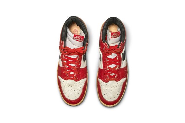 Перші кросівки Nike, створені для Джордана, продали за шалену суму - фото 482197